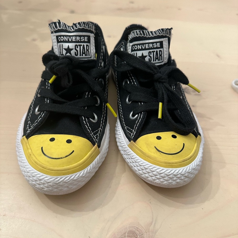 Converse smiley face, child size 1